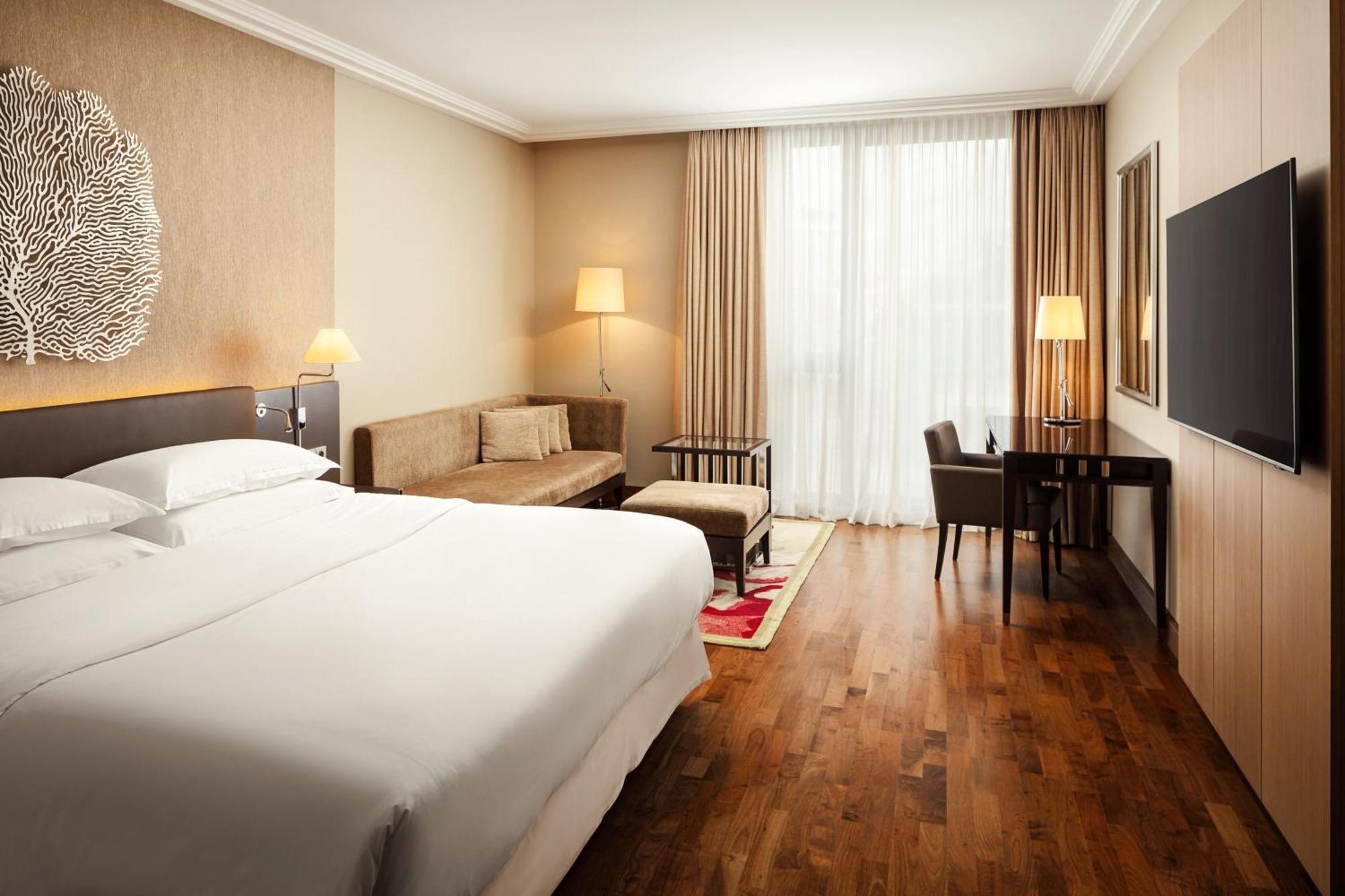 Club Club lounge access Larger Guest room 1 King,1580437591:JPEG