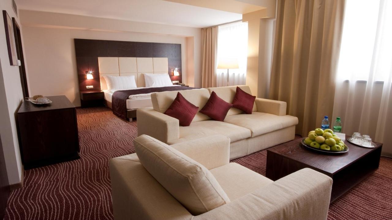 1 KING BED SUITE NONSMOKING